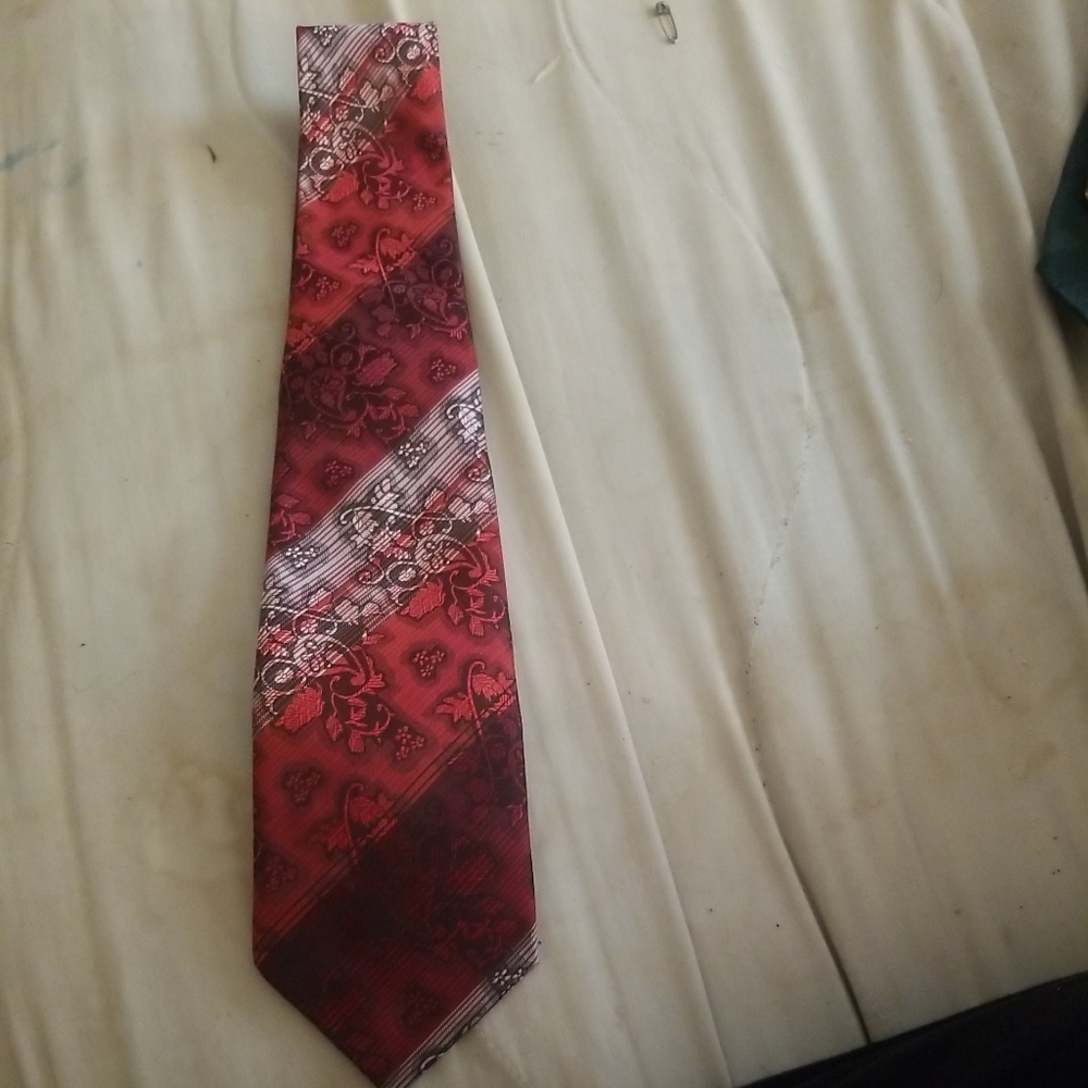 Carolina Bay Men's Red/Maroon/White Paisley Tie – Pre-owned, Excellent Condition